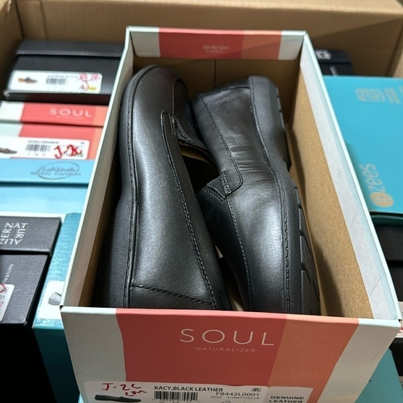 Naturalizer Kacy Leather Slip-On Loafer - Picture 2 of 9